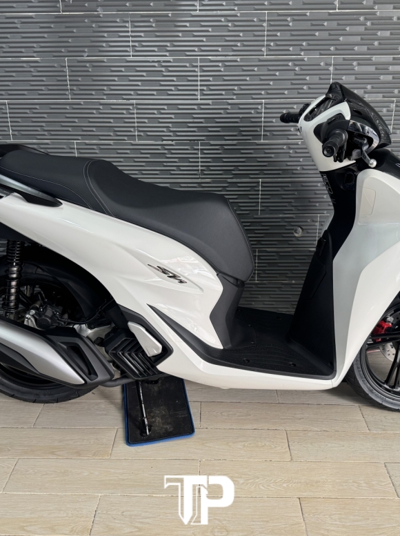 Honda SH125 ABS 2026 Trắng Đen Sporty 